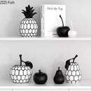 Escultura Decorativa de Resina Maçã e Abacaxi Listrado Preto e Branco — Minimalismo, Decoração de Mesa e Ambientes
